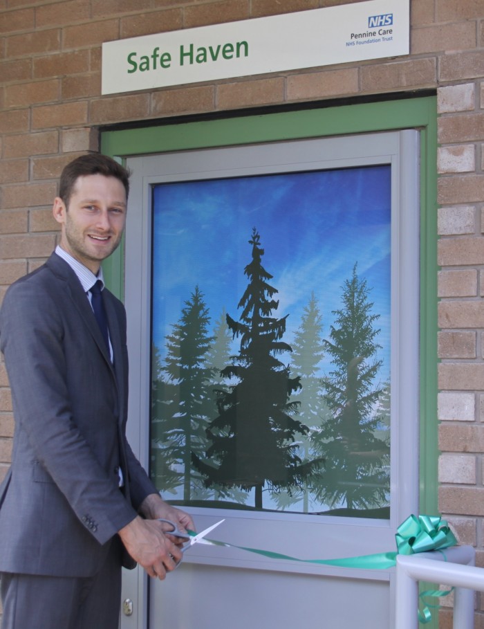 Cllr Fielding cutting the ribbon.jpg